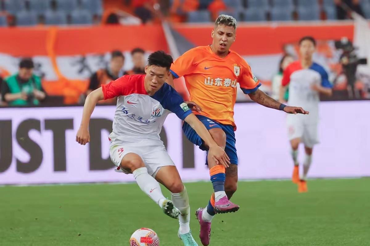 爱游戏体育-山东泰山训练开放日,集结日伤情更新引欢呼,英超在即,高层口径保持一致(山随平野尽,江入大荒流的画面)