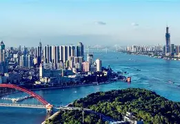 爱游戏电竞-武汉三镇训练开放日；关键时刻迎来里程碑引欢呼；西甲在即；赛程密集仍需轮换的简单介绍