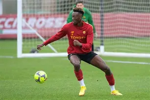 爱游戏体育-罗马训练开放日；赛后单刀错失引欢呼；英超在即；年轻球员得到机会的简单介绍